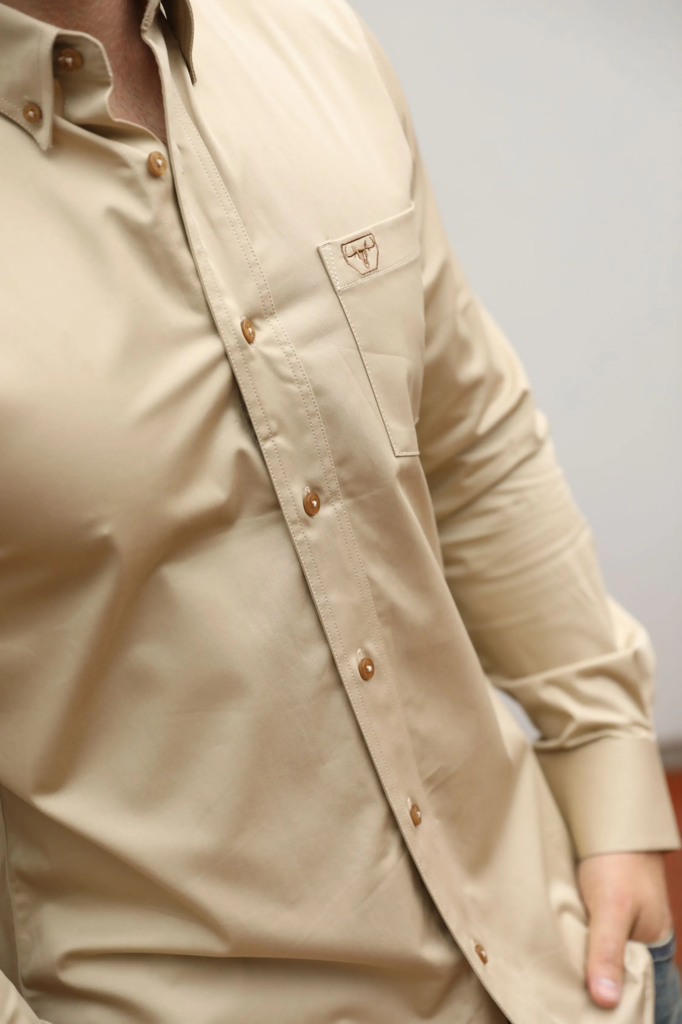 Men’s Single Pocket Logo Modern Fit Stretch Dress Shirt - Beige