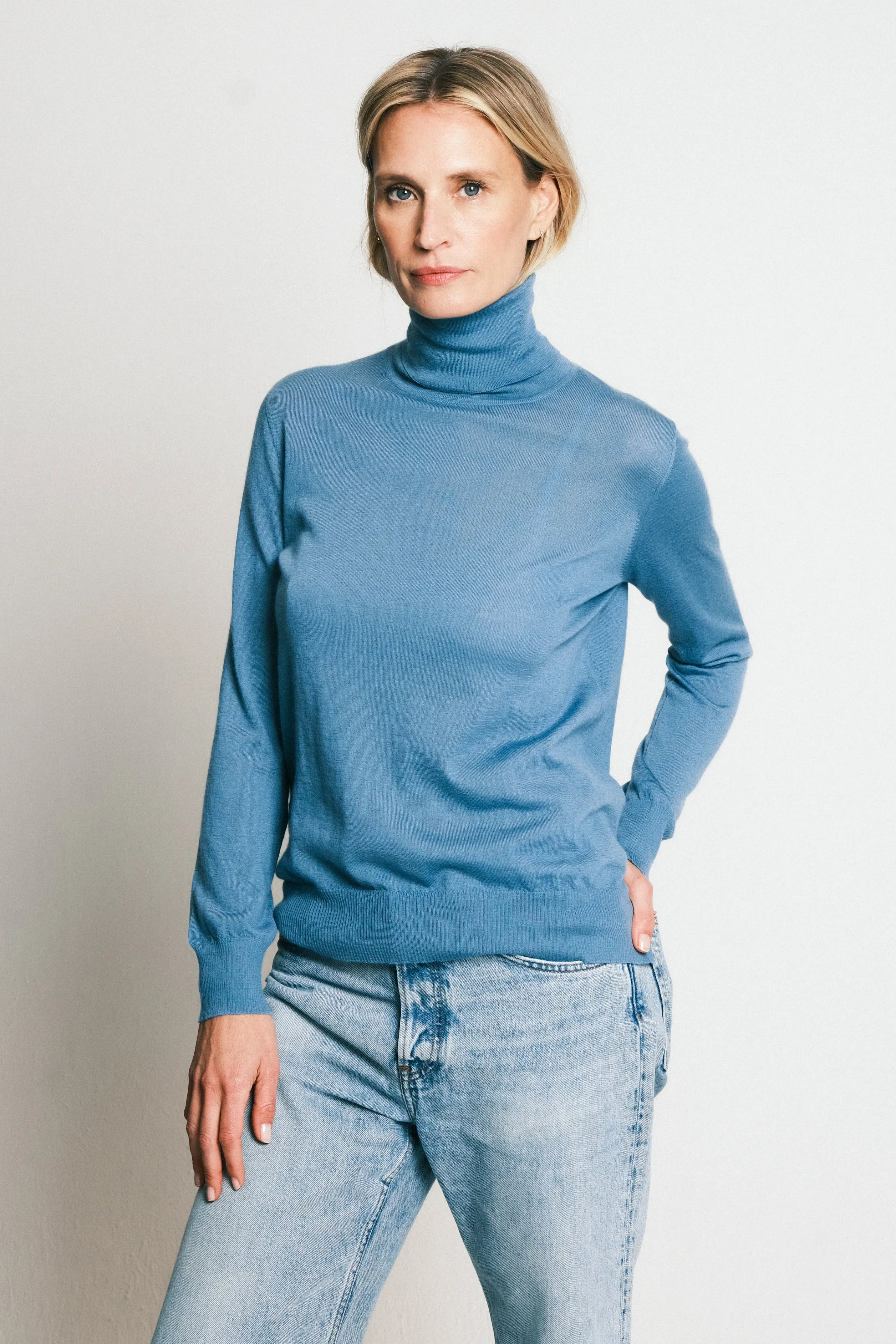 THE SUPER LIGHT ROLLNECK SWEATER | SKIPPER